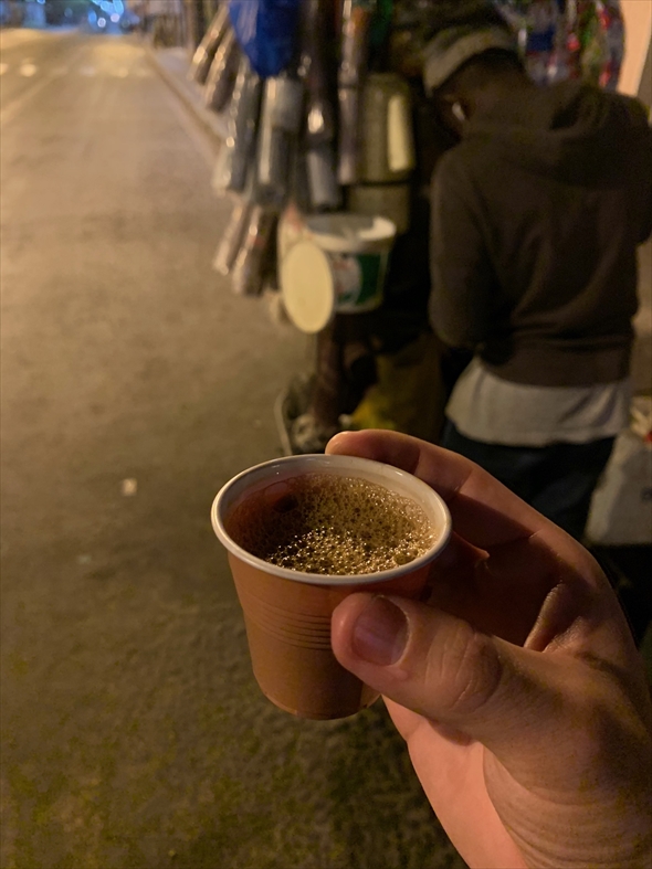 「1杯、飲むだろ？」　アフリカの道ばたで半強制で注文させられたコーヒー店での出来事を描いた体験漫画の結末がホット