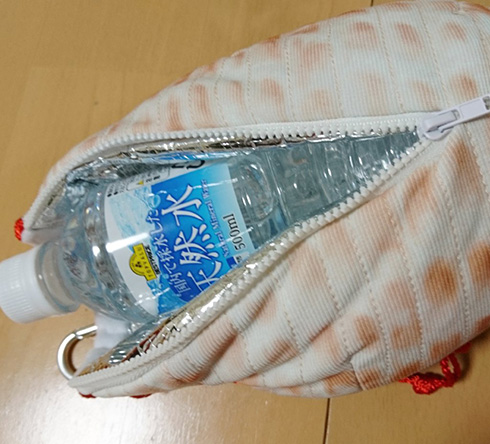 飲んでるのに吹いてる？！　法螺貝みたいなペットボトルケースがかなり攻めたデザイン