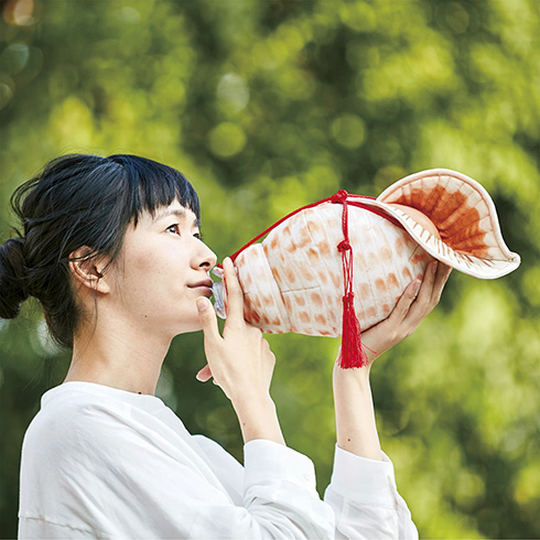 飲んでるのに吹いてる？！　法螺貝みたいなペットボトルケースがかなり攻めたデザイン