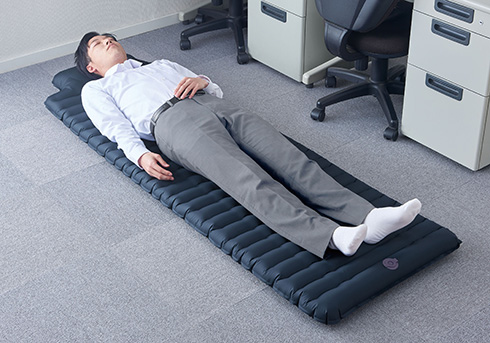 足踏み1分で休憩スペース完成　キングジムが「ポンプ一体エアーマット」を発売