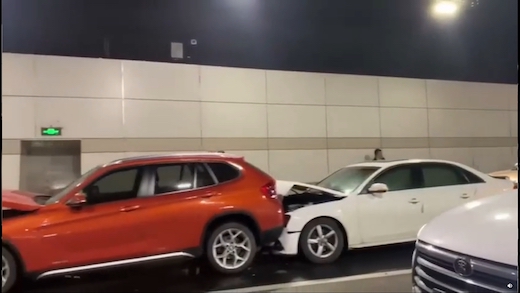 中国 事故 玉突き事故 シュール