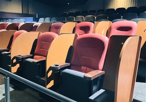 コロナ時代の新たなサービス、イオンシネマのパーテーションつき座席が真に快適だった理由とは