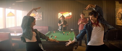 新たなループものの秀作「パーム・スプリングス」レビュー　コロナ禍でこそ史上最大級に胸に響く理由があった