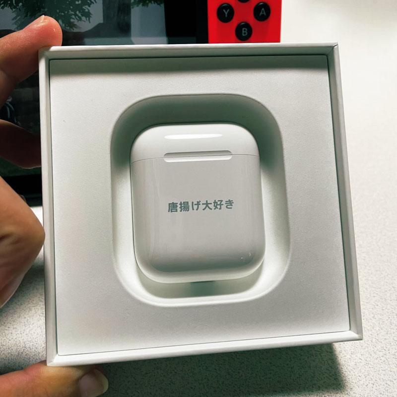 Airpodsに「唐揚げ大好き」と刻印したら無事帰ってきた話が笑い呼ぶ　「Appleの刻印サービスってこう使うのか」