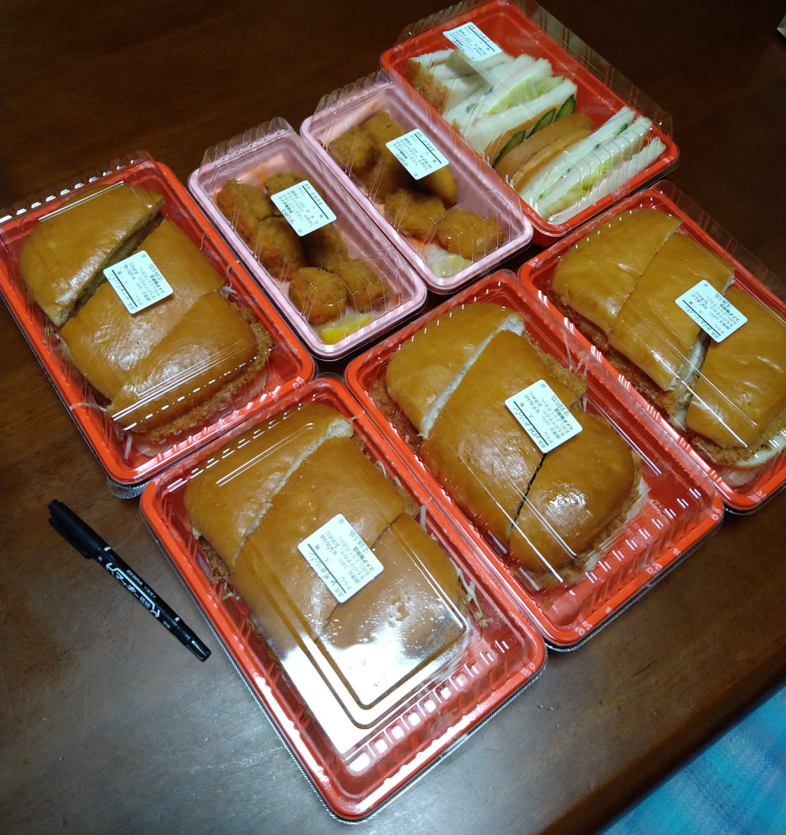 コメダのテイクアウトで油断してすさまじい量になってしまった写真があるある　カツカリーパンがまるで“枕”