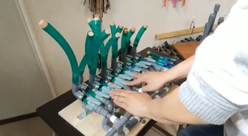 ホースがうにょうにょした手作りオルガン　見た目の奇妙さに反して哀愁漂う音色が素敵