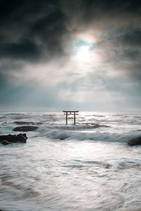 神磯の鳥居の神々しい写真