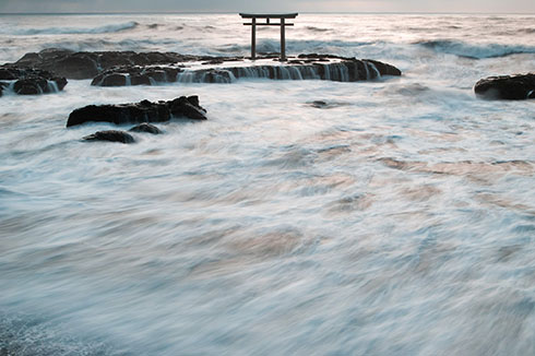 神磯の鳥居　荒れた海の写真
