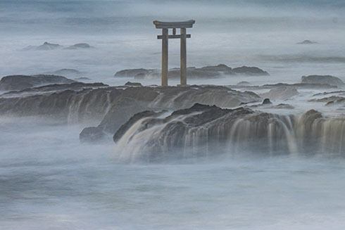 嵐の神磯の鳥居の写真