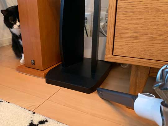 アニメ鑑賞 割り込む ボス 猫 座り方 保護猫 サブちゃん