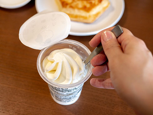 たべる牧場ミルクをスプーンですくうところ