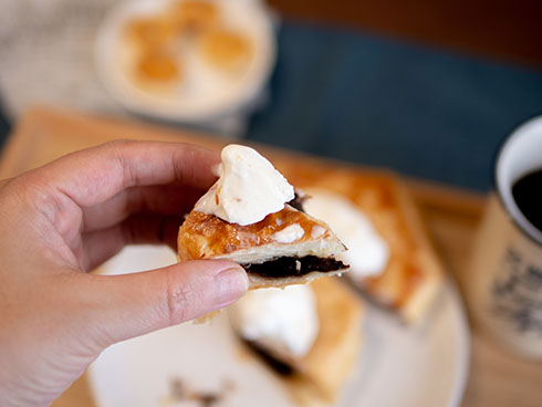 シロノワールっぽいものを食べるところ