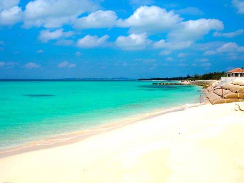 晴れた平日に観光。写真は宮古島の前浜ビーチ