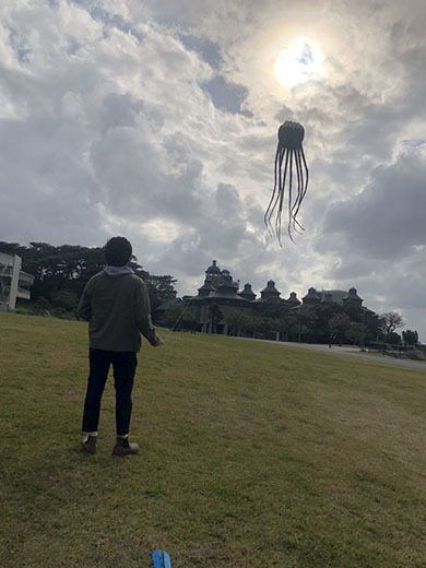 タコ型の凧を揚げる人