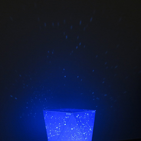 手のひらサイズで四季の星座を楽しめる　ネットプリントで作れるミニプラネタリウムがきれい