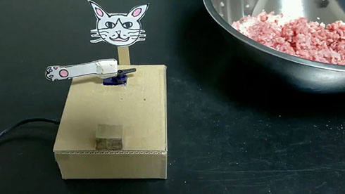 大さじをすり切ってくれるネコの装置