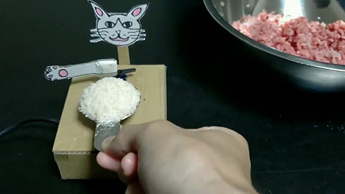 大さじをすり切ってくれるネコの装置にセットしたところ