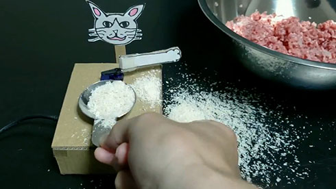 大さじをすり切ってくれるネコの装置がすり切ったところ