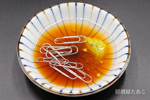 「あっ！　クリップが醤油でひたひたに…」　フェイクデザインの醤油小皿がイタズラ心満載でおもしろい