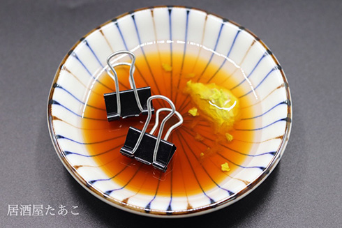 「あっ！　クリップが醤油でひたひたに…」　フェイクデザインの醤油小皿がイタズラ心満載でおもしろい