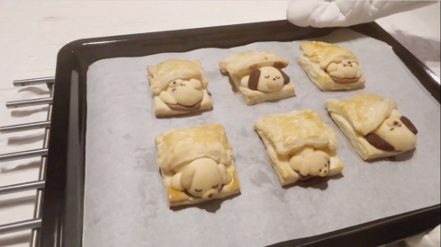 パイ生地のお布団に包まる おいぬクッキー