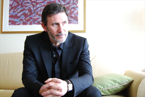 カメラを止めるな！ ミシェル・アザナヴィシウス ロマン・デュリス ゾンビ映画 ベレニス・ベジョ フランス映画 リメイク製作決定 フィネガン・オールドフィールド マチルダ・ルッツ