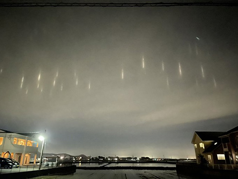 「龍星群」かな？　夜空に浮かぶ光「漁火光柱」の迫力がすごい