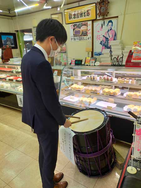 和菓子屋 チャイム 壊れて 太鼓 代わり 菓子屋 坂本屋総本店