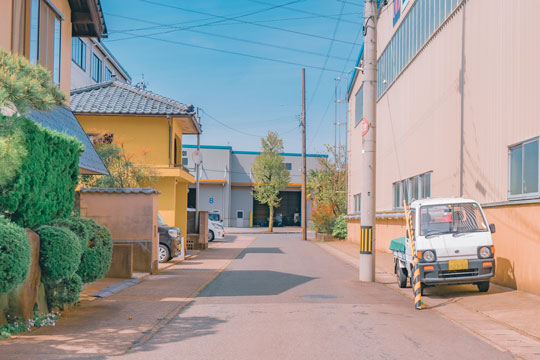 アニメ ワンシーン 日常 田舎 電車 空 景色 色合い 写真 Akine Coco
