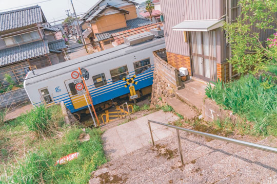 アニメ ワンシーン 日常 田舎 電車 空 景色 色合い 写真 Akine Coco