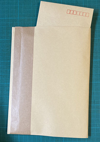 大きな封筒を半分で梱包