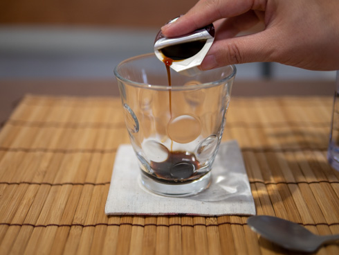 紅茶ポーションをコップにあけて