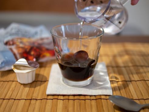 紅茶ポーションに水を加える