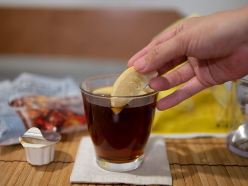 紅茶にカットレモン入れてみた