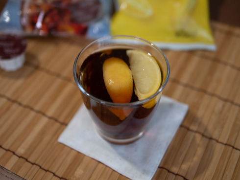 紅茶にカットレモンを入れたところ