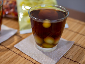 紅茶に白ぶどうが入ったところ