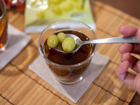 紅茶に入った白ぶどう