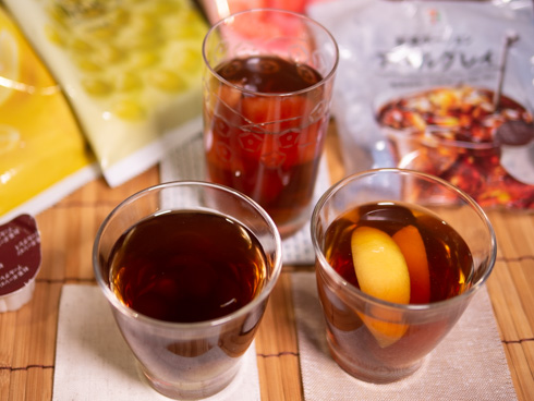 紅茶に冷凍フルーツを入れたドリンク上から