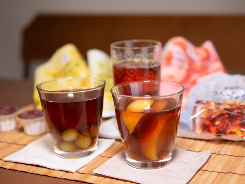 紅茶に冷凍フルーツを入れたドリンク横から