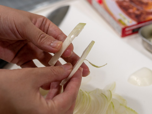 玉ねぎの薄切り、厚さがばらついている