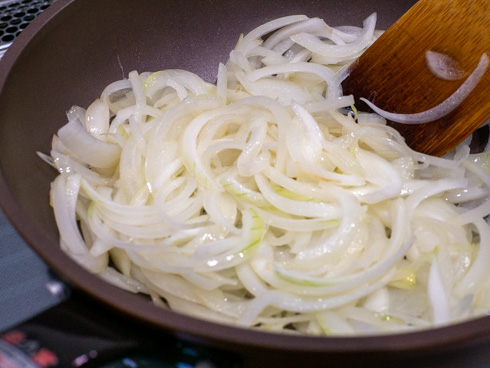 玉ねぎをもう少し炒めたところ