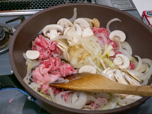 炒め玉ねぎに肉とマッシュルームを入れたところ