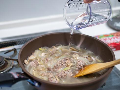 鍋に水を入れるところ