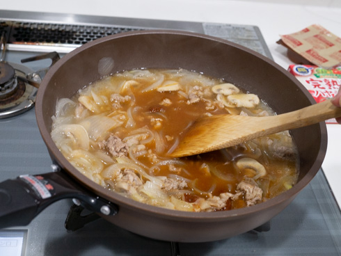 完熟トマトのハヤシライスソースを入れたところ