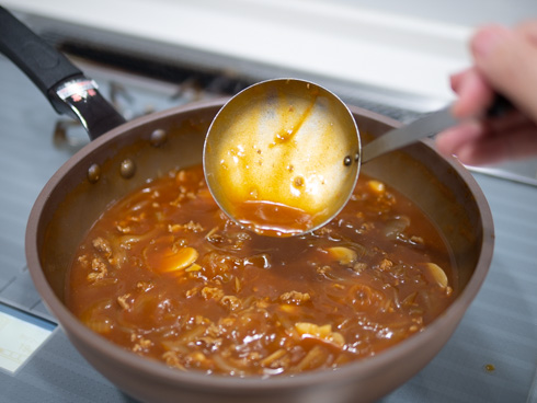 10分煮込んだハヤシソースをおたまで確認