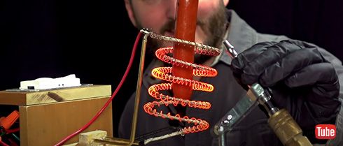 ふわふわ浮かびながら焼け焦げるソーセージ　謎のマシンがどう役立つかわからないけどすごい