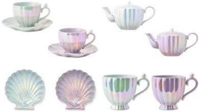 左上：カップ＆ソーサー（1400円）、右上：ティーポット（2200円）、左下：プレートS（900円）、右下：マグ（1000円）