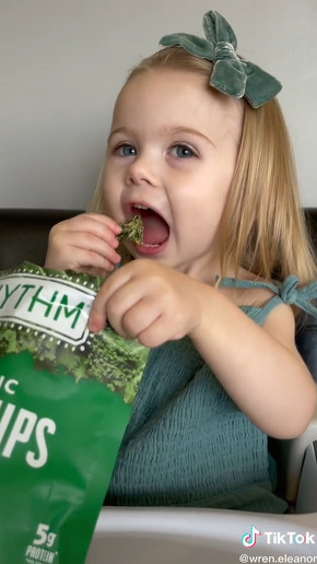 ケールチップスを食べる女の子