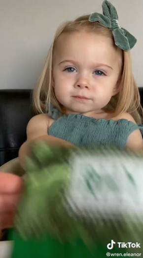 ケールチップスを食べる女の子