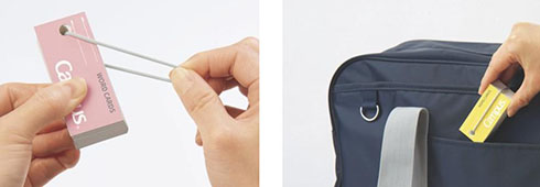 キャンパス バンドでまとまる単語カードをカバンに入れるところ